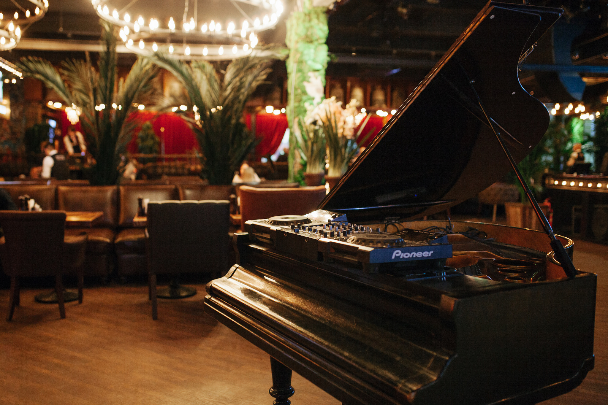 Сценарий музыкальное кафе. Музыканты в кафе. Музыкальное кафе. Питер бар с пианино. Картинка музыкальное кафе.